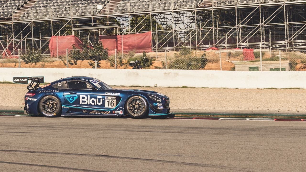 Voiture de course lancée sur un circuit.