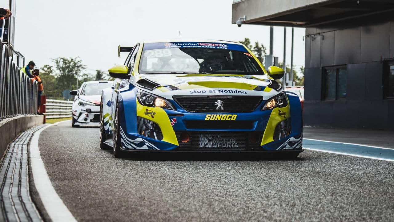 Voiture de compétition en virage sur circuit.