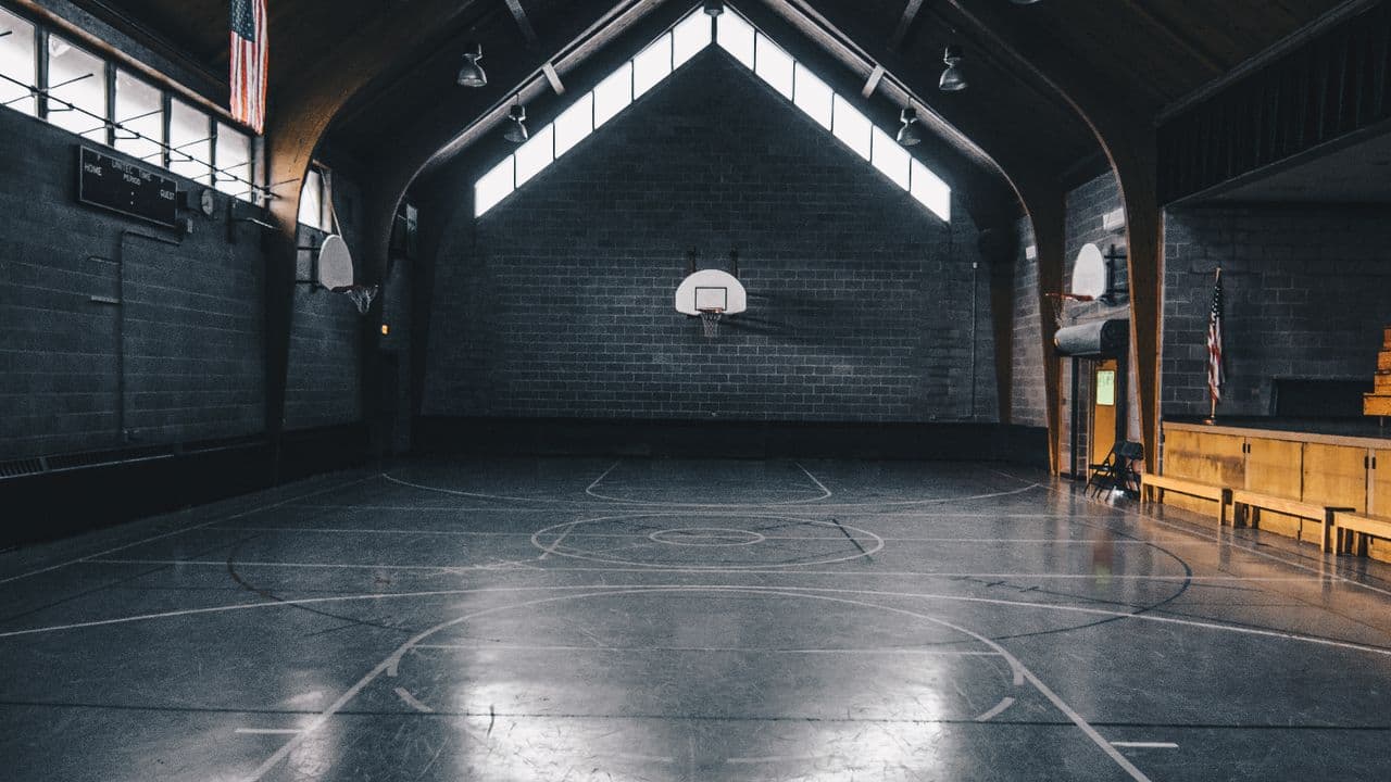 Panier de basket-ball vu depuis le terrain.